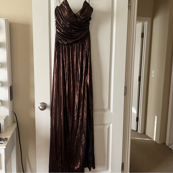 Bronze gown with slit - Picture 2 of 5